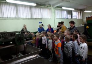 Przedszkolaki zwiedzają halę fabryki.