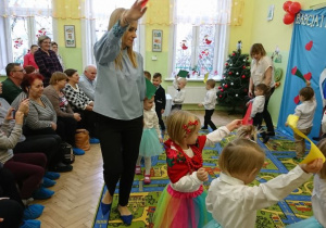 Przedszkolaki maszerują po obwodzie koła.