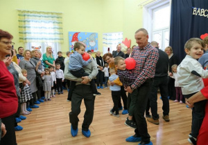 Taniec w parach z balonem dzieci z wnuczkami.