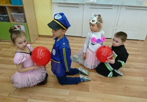2 pary dzieci w konkursie z balonami.