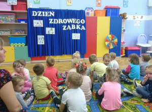 "O higienę ząbków dbamy, więc szeroki uśmiech mamy"