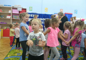 Dzieci tańczą przy piosence o zdrowych ząbkach.