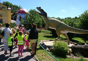 Spotkanie z dinozaurem mięsożernym.