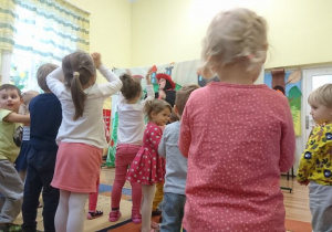 Dzieci tańczą z aktorką.
