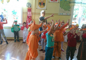 Dzieci tańczą przy jesiennych piosenkach.