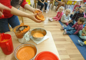 Wyciskanie w sokowirówce soku z marchewki.