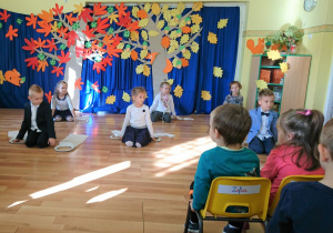 Przedszkolaki prezentują układ taneczny.