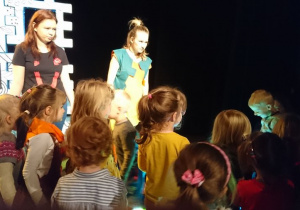 Spotkanie dzieci z aktorami teatralnymi.
