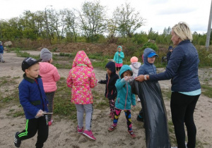 Słoneczka sprzątają pobliskie osiedle.