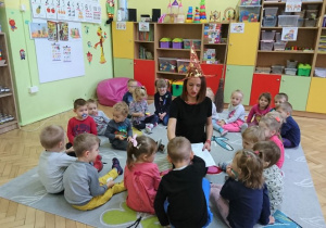 Nauczycielka rozmawia z dziećmi.