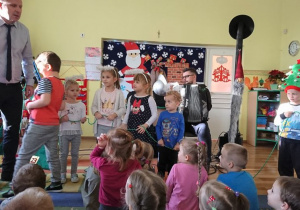 Grupa dzieci z prowadzącym koncert.