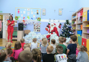 Panie: Beatka i Basia rozmawiają z dziećmi o Św. Mikołaju.