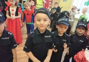 Czterech chłopców w przebraniu policjanta.