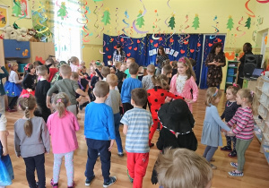 Przedszkolaki tańczą dowolny taniec.