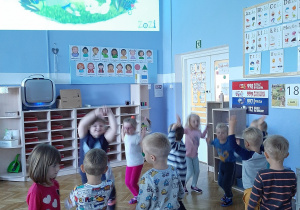 Dzieci tańczą przy eko - piosence pt." Świat w naszych rękach".