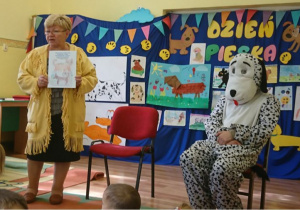 Pani Mieczysława Goździk rozmawia z dziećmi na temat opieki nad zwierzętami.