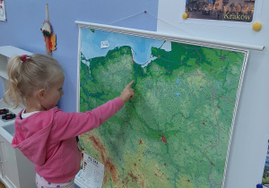 Dziewczynka pokazuje na mapie Wisłę.