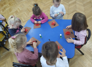 22.10.2020 „Poznaj z nami sztukę origami” Światowy Dzień Origami w grupie „Biedronki”