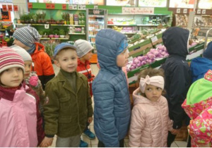  Dzieci wśród sklepowych półek.