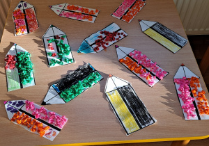 11 prac dzieci - kontury kredek ozdobione kuleczkami z kolorowej bibuły.
