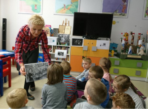 Grupa Jeżyków w bibliotece