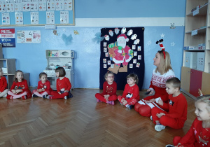 Przedszkolaki siedzą w kole i czekają na św. Mikołaja.