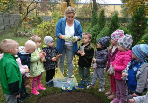 Dzieci poznają zasady sadzenia kwiatków.