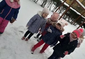 Dziewczynki poznają właściwości śniegu.