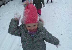 Dzieci lepią śniegowe kule.
