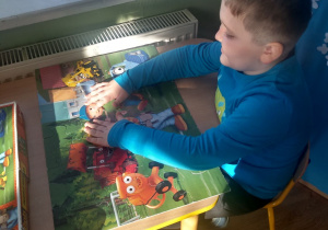 Dziecko podczas układania puzzli.