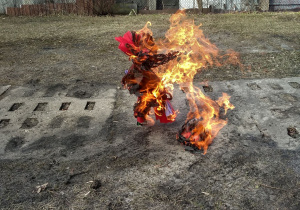 Płonąca kukła Marzanny w ogrodzie przedszkolnym.