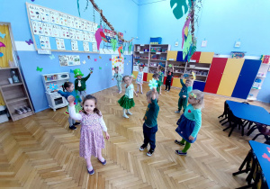 Dzieci tańczyły z kwiatkami z papieru przy piosence "Maszeruje wiosna"