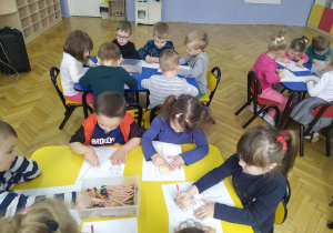 Kadr przedstawiający wybrany stolik dzieci kolorujących obrazki pochodzące z Freblowskich Poranków dla dzieci.