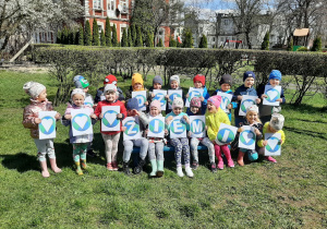 Dzieci wspólnie utworzyły napis "Dzień ziemi" z liter, które trzymały w rączkach.
