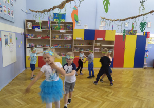 Taniec przedszkolaków w parach do piosenki „Niezapominajki”