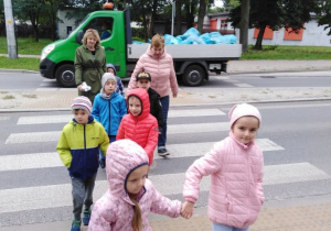 Grupa 6-latków na przejściu dla pieszych.