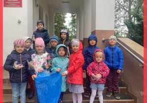 Dzieci z grupy misie gotowe na akcję sprzątania świata.