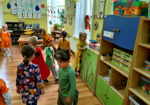 Dzieci szukały kasztanów, które były pochowane w przedszkolnej sali na półkach.