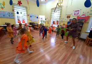 Dzieci razem z ciocią Basią tańczą do piosenki "Wyginam śmiało ciało"