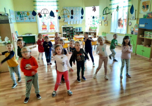 Dzieci tańczą do piosenek dla dzieci.
