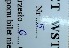 Bilet do kina na którym napisany jest numer biletu, rzędu, oraz krzesełka.