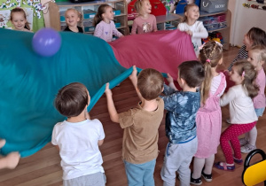 Wachlowanie chustą animacyjną przez całą grupę tak, aby nie zrzucić balona na podłogę.