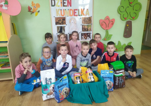 Grupa "Słoneczek" prezentuje dary zebrane dla tomaszowskiego schroniska dla zwierząt.