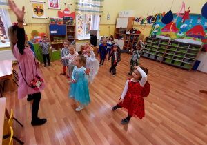 "Bajkowa Zumba" - przy muzyce dzieci naśladowały ruchy taneczne, które pokazywała ciocia Basia