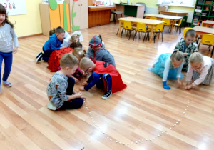 Zabawa "Zjedzone okruszki Jasia i Małgosi" - zadaniem dzieci było pozbieranie fasoli. Na koniec każde dziecko liczyło ile "okruszków" nazbierało.