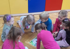 Dzieci układają puzzle w grupach