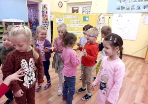 Zabawa muzyczno - ruchowa. Dzieci na przerwę w muzyce witały się palcami.