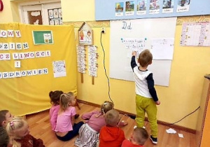 Zabawa dydaktyczna „Krzyżówka”- dzieci wspólnie rozwiązują krzyżówkę. Przyklejają literki w krzyżówce narysowanej na tablicy, które tworzą hasła.