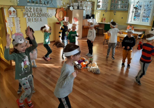 Zabawa ruchowa ze śpiewem „Niedźwiadek” – dzieci ustawiają się w kole i pokazują gestem śpiewany tekst