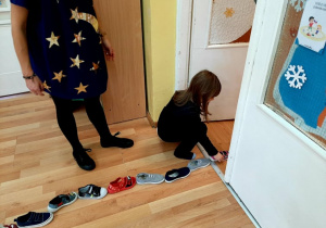 Wróżba „Buty” Dzieci ustawiają się w rzędzie i zdejmują lewe buty. Przesuwają kolejno buty do przodu.